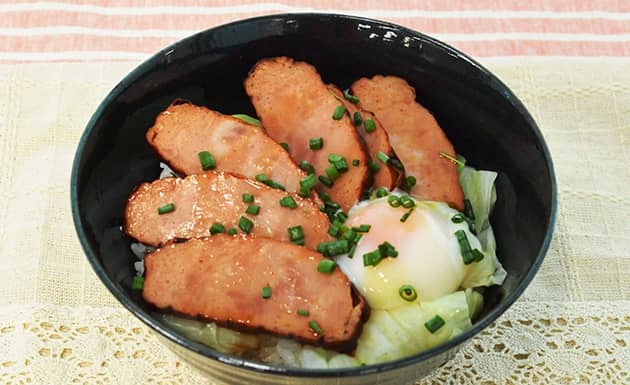 烤豬玉子丼飯(圖)