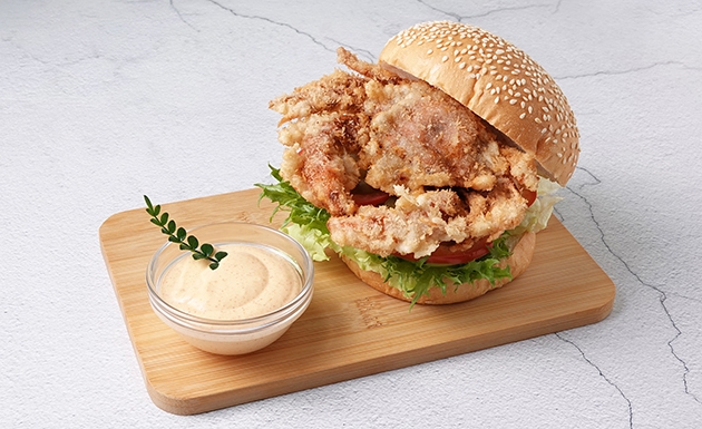 酥炸軟殼蟹漢堡佐明太子荷蘭醬(圖)